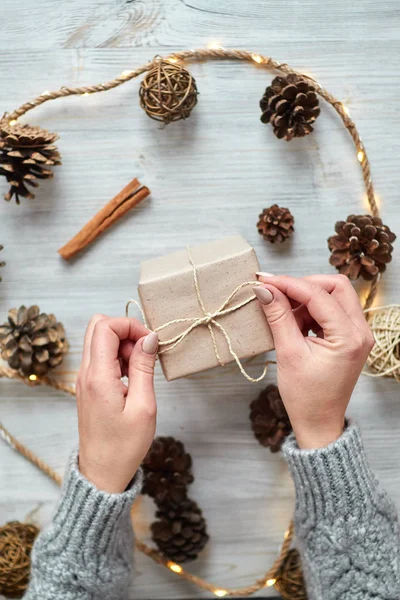 Mujer Empaca Regalo Para Las Vacaciones Año Nuevo —  Fotos de Stock