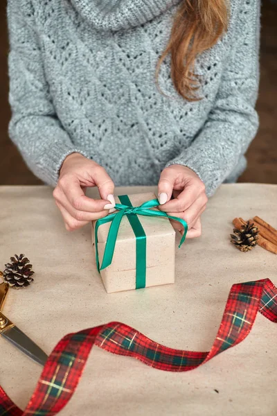 Frauenhände Pullover Die Weihnachtsgeschenkschachtel Mit Immergrünem Zweig Der Hand Vorbereitung — Stockfoto