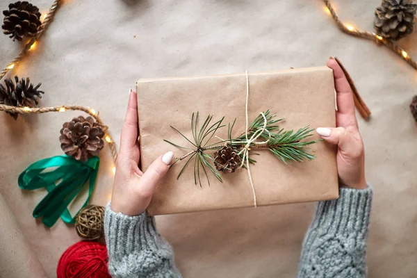 Frau Verpackt Weihnachtsgeschenk Handgemachtes Natürliches Geschenkpapier — Stockfoto