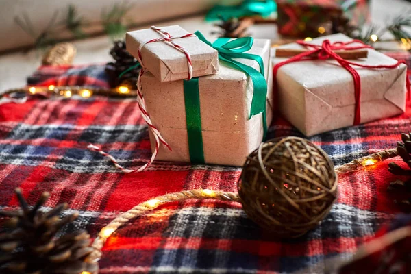 Regalos Navidad Fondo Una Tela Cuadros Lana Roja Con Guirnaldas —  Fotos de Stock