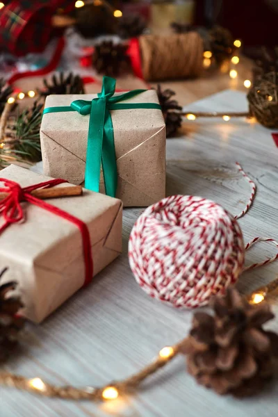 Envoltura Regalo Papel Kraft Atado Con Una Cinta Regalo —  Fotos de Stock