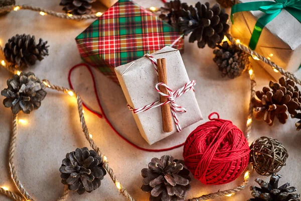 Geschenk Mit Zimt Und Baumwolle Girlande Mit Zapfen — Stockfoto