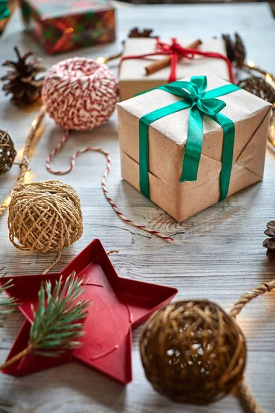 Algunos Regalos Navidad Cajas Decorativas Sobre Fondo Madera —  Fotos de Stock