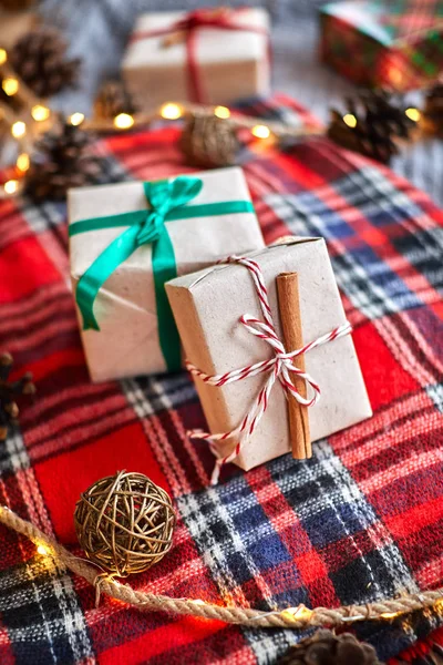 Regalos Navidad Fondo Una Tela Cuadros Lana Roja Con Guirnaldas —  Fotos de Stock