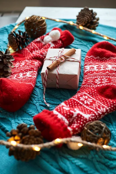 Composición Navideña Calcetines Rojos Con Regalo Suéter Punto Azul Con — Foto de Stock