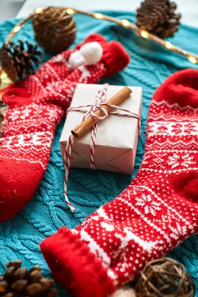 Composición Navideña Calcetines Rojos Con Regalo Suéter Punto Azul Con — Foto de Stock