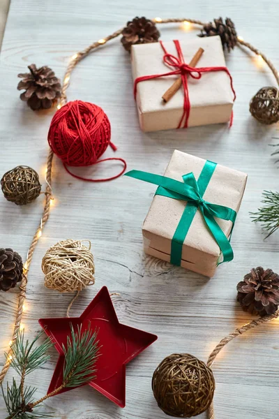 Algunos Regalos Navidad Cajas Decorativas Sobre Fondo Madera —  Fotos de Stock
