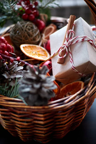 Kerst Rieten Mand Met Gestreepte Zuurstokken Gedroogde Gesneden Sinaasappels Kegels — Stockfoto