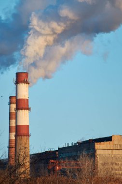 Bitki, güneşli bir günde borulardan duman ve sis yayar. Kirleticiler atmosfere girer. Ekolojik felaket. Zararlı emisyonlar. Kimya endüstrisi