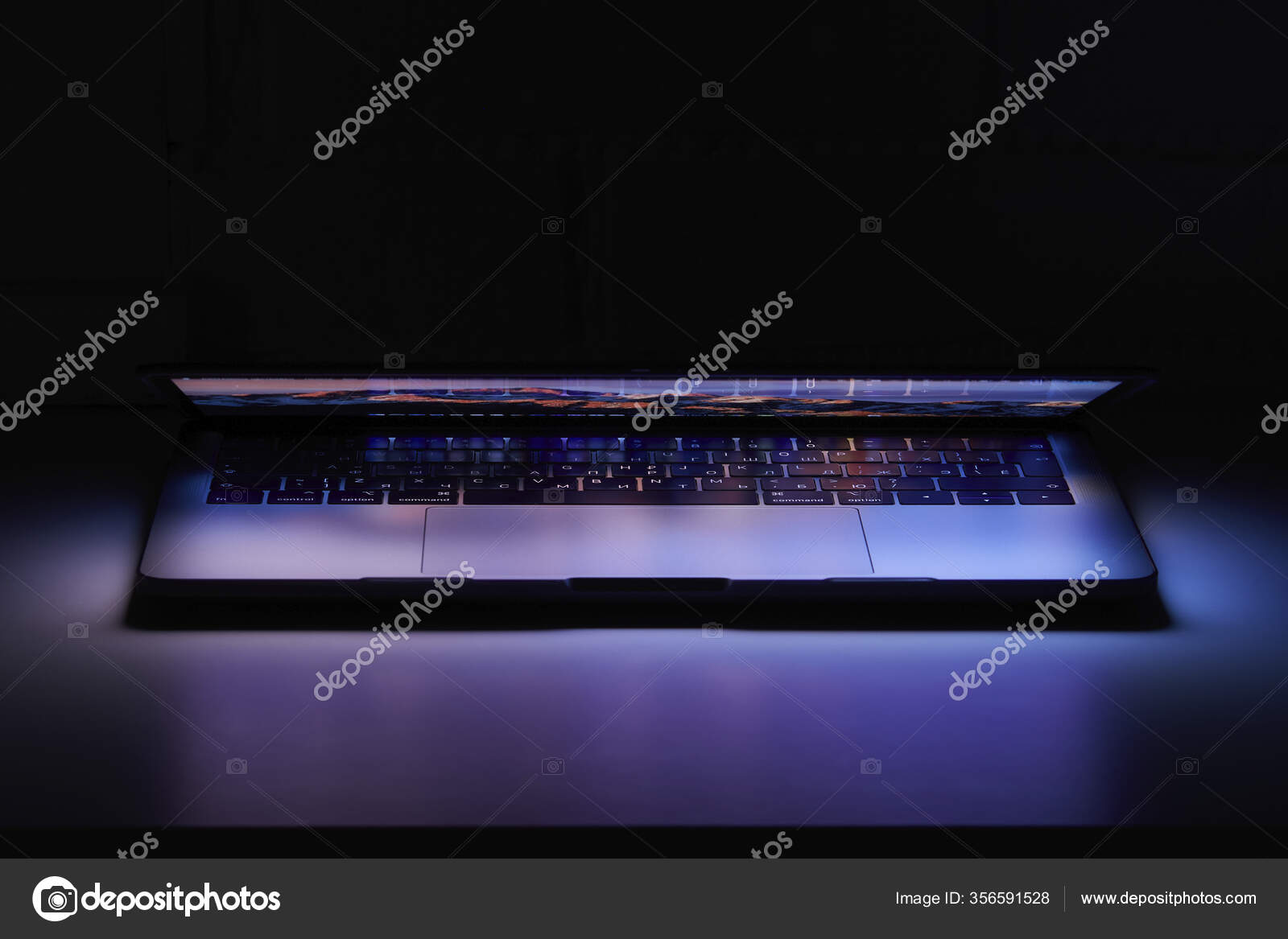 俄罗斯萨拉托夫年3月21日macbook Pro的照片及其彩色壁纸屏幕几乎关闭 图库社论照片 C Gavrilychev