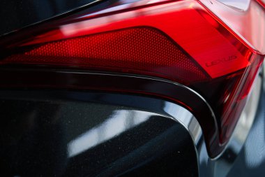 RUSSIA, SARATOV - 21 Mart 2020: Lexus logosu yeni bir arabanın farında