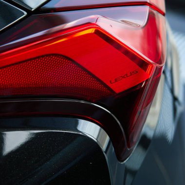 RUSSIA, SARATOV - 21 Mart 2020: Lexus logosu yeni bir arabanın farında