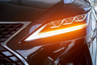 Galeride yeni bir arabanın parlak farları.