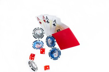 Kartlı poker çipleri ve beyaz izole bir arkaplanda kırmızı gömlek