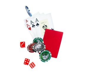 Kartlı poker çipleri ve beyaz izole bir arkaplanda kırmızı gömlek