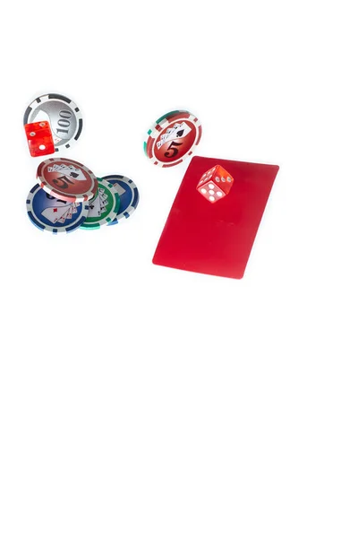 白い隔離された背景にポーカーチップと赤いシャツ — ストック写真