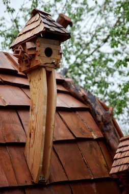 Dekoratif küçük kuş evi. Ağaç ev