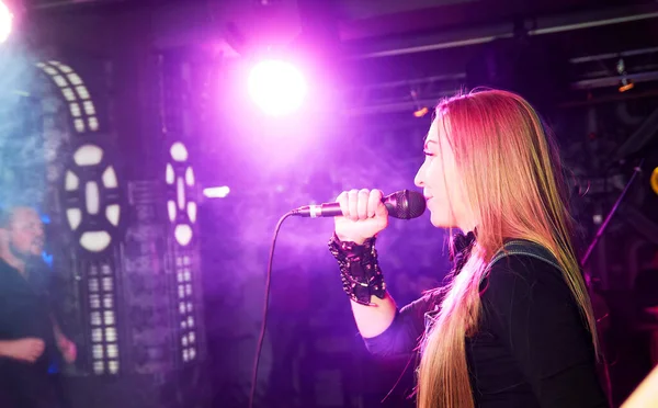 萨拉托夫 俄克拉荷马州 2019年3月16日 一个年轻的摇滚乐团在舞台上表演 乐队的独唱者对着话筒唱歌 — 图库照片