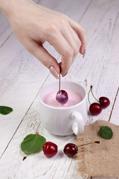 Närbild Flicka Händer Hålla Färska Körsbär Över Glas Med Yoghurt — Stockfoto