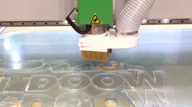 Su soğutmalı değirmen ve oyma makinesi. Cnc makinesi. Milling işleri 2 boyutlu ve 3 boyutlu uzayda. Akrilik cam, model plastik ve pleksiglas işleniyor.