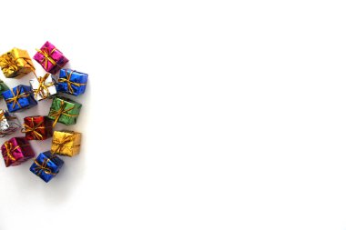 Beyaz arka planda renkli hediye kutuları. Noel kompozisyonu.