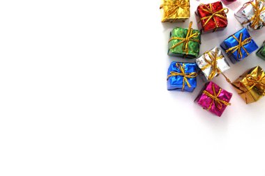 Beyaz arka planda renkli hediye kutuları. Noel kompozisyonu.