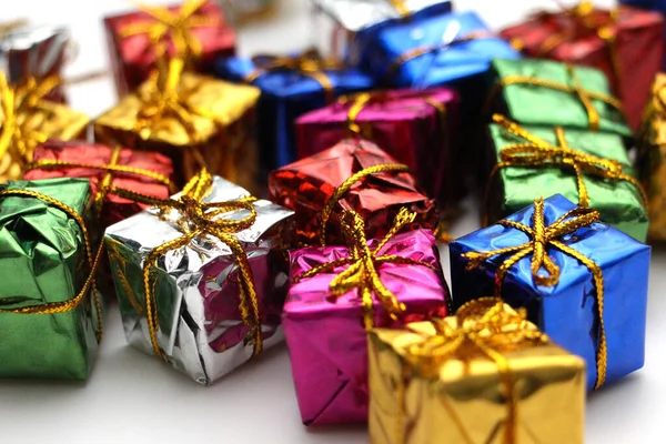 Χρωματιστά κουτιά δώρου σε λευκό φόντο. Καλές γιορτές.. — Φωτογραφία Αρχείου