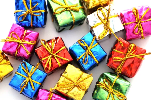 Χρωματιστά κουτιά δώρου σε λευκό φόντο. Καλές γιορτές.. — Φωτογραφία Αρχείου
