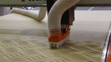 Cnc değirmen makinesi. İşleme ve oyma kurulumu. Cnc marangozluk makinesi. Parçaların yüzeylerinin yüksek kalitede işlenmesi ve oyulması için makine.