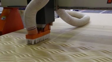 Tahta değirmeni. CNC 'deki ahşap panellerin işlenmesi koordine edilmiş marangozluk makineleri. CNC ahşap işleme makinesi.