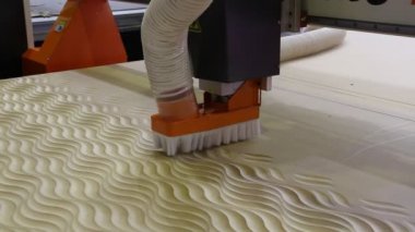Tahta değirmeni. CNC 'deki ahşap panellerin işlenmesi koordine edilmiş marangozluk makineleri. CNC ahşap işleme makinesi.