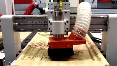 Cnc değirmen makinesi. İşleme ve oyma kurulumu. Cnc marangozluk makinesi. Parçaların yüzeylerinin yüksek kalitede işlenmesi ve oyulması için makine.