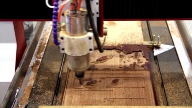 Cnc frezeleme makinesi. Parçaların yüksek kaliteli frezeleme ve gravür yüzeyleri için makine. Frezeleme ve Gravür Makinesi. 