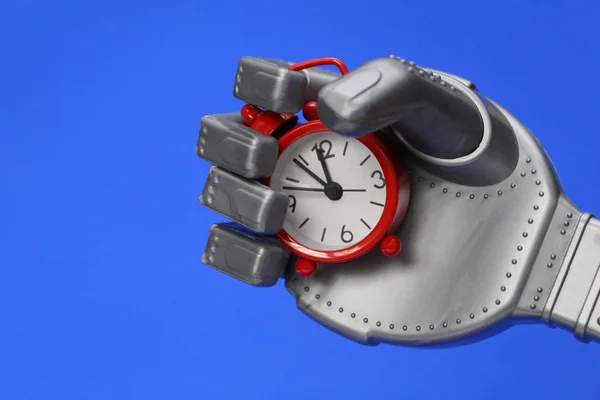 El robot sostiene un reloj rojo en su mano, a la que es casi medianoche . — Foto de Stock