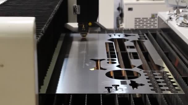 Lasermachine Voor Metaal Cnc Controlesysteem Krachtige Industriële Lasersnijder Een Fabriek — Stockvideo