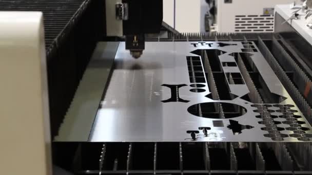 Lasermachine Voor Metaal Cnc Controlesysteem Krachtige Industriële Lasersnijder Een Fabriek — Stockvideo