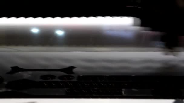 金属激光机 Cnc控制系统 工厂里强大的工业激光刀具 用于切割薄片金属的光纤激光机床 — 图库视频影像