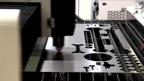 Lasermaschine Für Metall Cnc Steuerung Leistungsstarker Industrielaserschneider Einer Fabrik Faserlasermaschine — Stockvideo