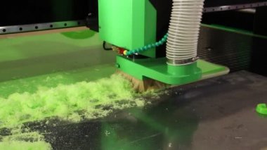 Cnc makinelerinde pleksiglas değirmeni. Modern bir Cnc makinesi bir mobilya fabrikasında akrilik işler. Cnc duvarında pleksiglas işleniyor. Endüstride modern 3D teknolojiler.