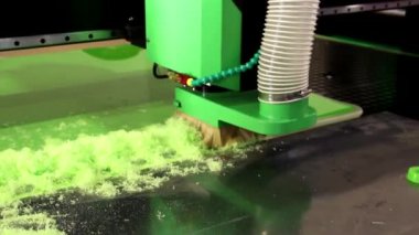 Cnc makinelerinde pleksiglas değirmeni. Modern bir Cnc makinesi bir mobilya fabrikasında akrilik işler. Cnc duvarında pleksiglas işleniyor. Endüstride modern 3D teknolojiler.
