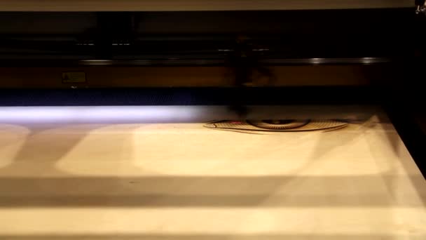 Masina Ardere Cnc Automatizata Gravor Laser Funcționează Gravează Placă Lemn — Videoclip de stoc