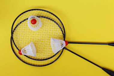 Badminton 'da. Üç mekik horozu ve iki badminton raketi.