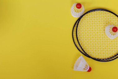 Badminton 'da. Üç mekik horozu ve iki badminton raketi.
