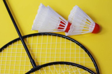 Badminton 'da. Üç mekik horozu ve iki badminton raketi.