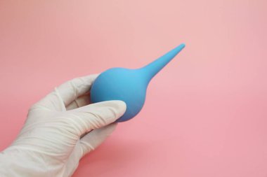 Kadının elinde yumuşak uçlu mavi şırınga..