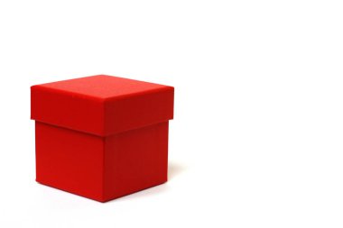 Beyaz arka plan üzerinde kapaklı kırmızı hediye kutusu.