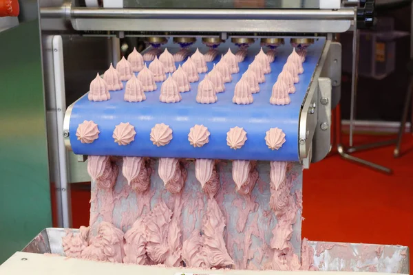 Üretim hattında tatlı kekler yapmak. Kalıplama sistemi. — Stok fotoğraf