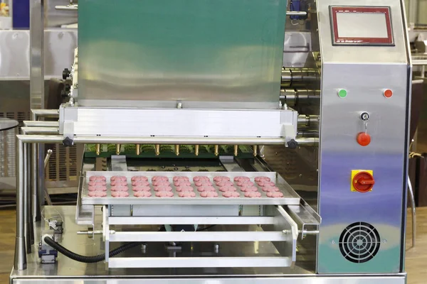 Hacer pasteles dulces en una línea de producción. Sistema de moldeo . — Foto de Stock