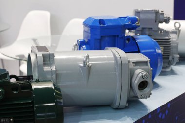 Sabit endüstriyel elektrikli motorlar. Üç aşamalı asonkronize sincap kafesi motorları.