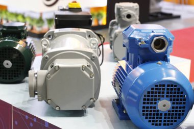 Sabit endüstriyel elektrikli motorlar. Üç aşamalı asonkronize sincap kafesi motorları.